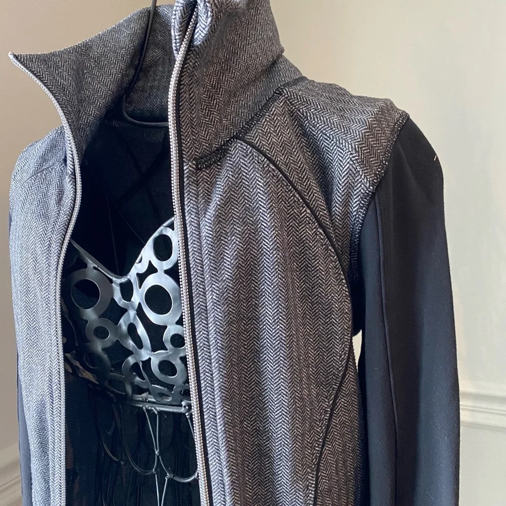 lululemon jacket grey/ black size 4